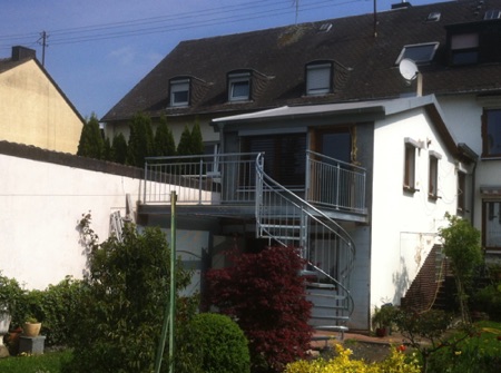 Stahlbalkon mit Anbindung zum Garten